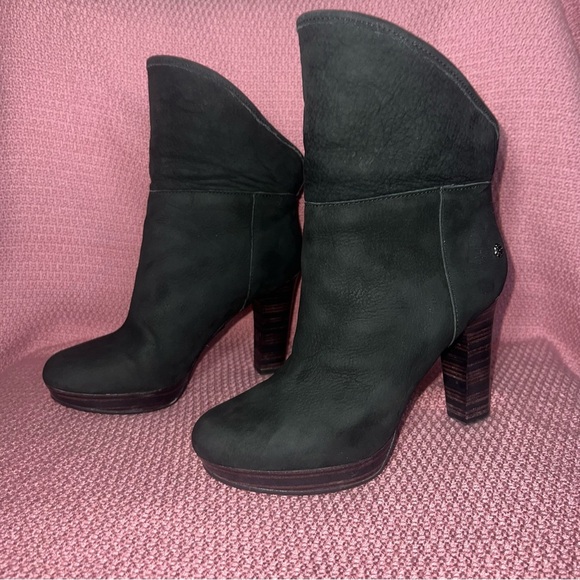 UGG Dandylion II Black Suede Shearling Bootie size 5.5 - Picture 4 of 8